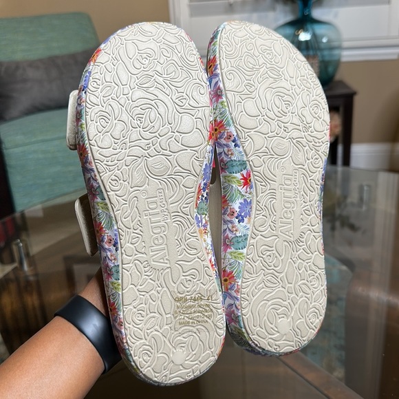 Algeria Orbyt Miami Beach Sandal Tan in‎ color w/ floral bottom Sz 10.5- 11 NEW - Picture 7 of 10